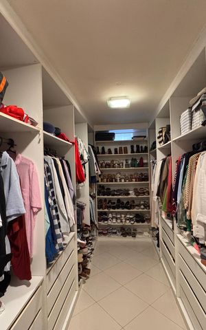 Casa de condomínio para alugar com 570m², 5 quartos e 3 vagas Casa de condomínio para alugar com 570m², 5 quartos e 3 vagasSuíte 1 - Closet