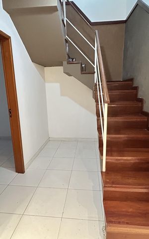 Casa para alugar com 198m², 4 quartos e 1 vagaEscada