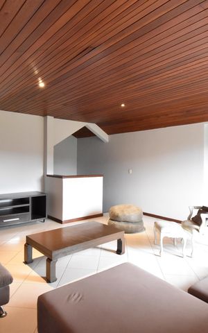 Casa de condomínio à venda com 320m², 3 quartos e 5 vagasÁtico