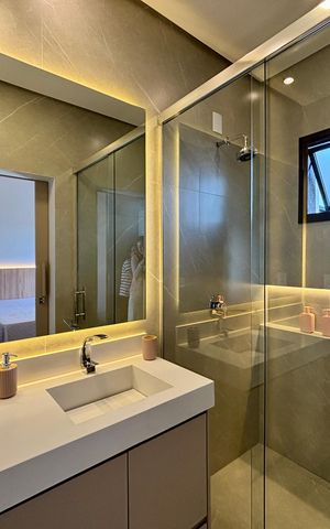 Casa de condomínio à venda com 202m², 3 quartos e 4 vagas Casa de condomínio à venda com 202m², 3 quartos e 4 vagasBanheiro da suíte