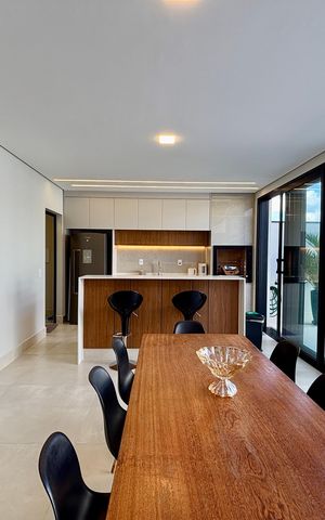 Casa de condomínio à venda com 202m², 3 quartos e 4 vagas Casa de condomínio à venda com 202m², 3 quartos e 4 vagasCopa