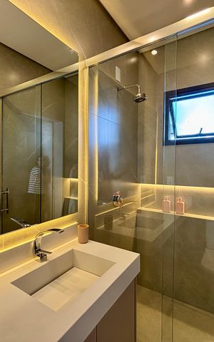 Casa de condomínio à venda com 202m², 3 quartos e 4 vagas Casa de condomínio à venda com 202m², 3 quartos e 4 vagasBanheiro da suíte