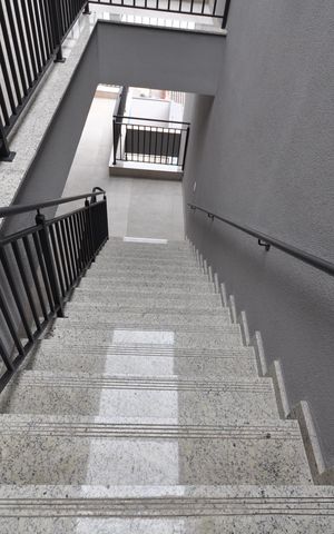 Apartamento para alugar com 43m², 2 quartos e sem vagaEscada de acesso à unidade