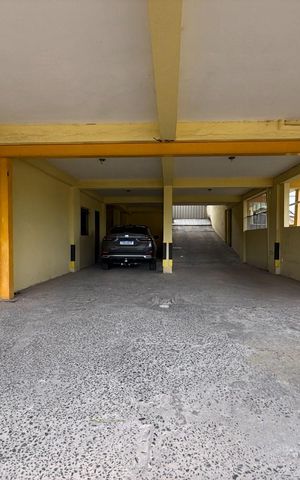 Casa à venda com 550m², 4 quartos e 8 vagas Casa à venda com 550m², 4 quartos e 8 vagasGaragem
