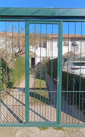 Casa à venda com 135m², 2 quartos e 2 vagas Casa à venda com 135m², 2 quartos e 2 vagasFachada