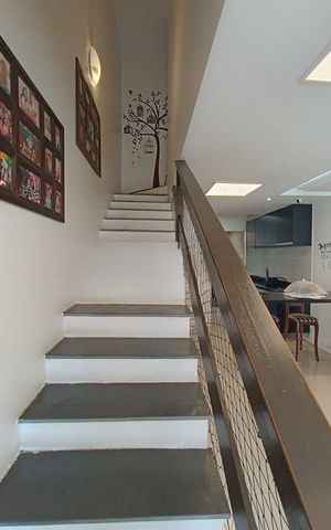 Casa à venda com 135m², 2 quartos e 2 vagas Casa à venda com 135m², 2 quartos e 2 vagasEscada