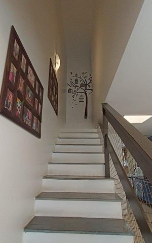 Casa à venda com 135m², 2 quartos e 2 vagas Casa à venda com 135m², 2 quartos e 2 vagasEscada