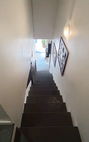 Casa à venda com 135m², 2 quartos e 2 vagas Casa à venda com 135m², 2 quartos e 2 vagasEscada