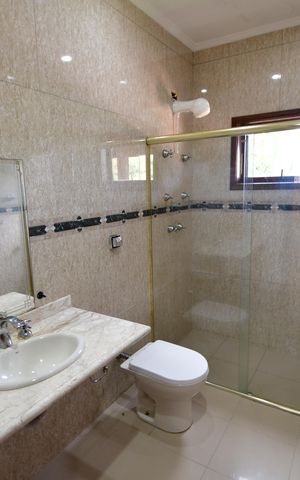 Casa de condomínio à venda com 240m², 4 quartos e 2 vagasBanheiro Suíte
