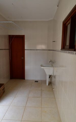 Casa de condomínio à venda com 240m², 4 quartos e 2 vagasÁrea de Serviço