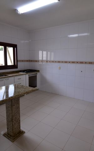 Casa de condomínio à venda com 240m², 4 quartos e 2 vagasCozinha