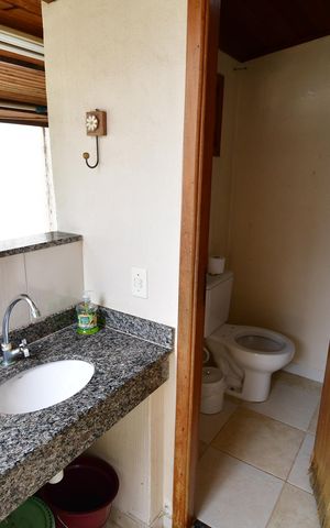 Casa de condomínio à venda com 240m², 4 quartos e 2 vagasBanheiro de serviço