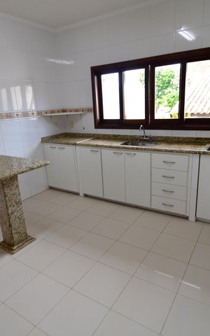 Casa de condomínio à venda com 240m², 4 quartos e 2 vagasCozinha