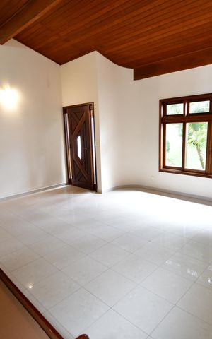 Casa de condomínio à venda com 240m², 4 quartos e 2 vagasSala