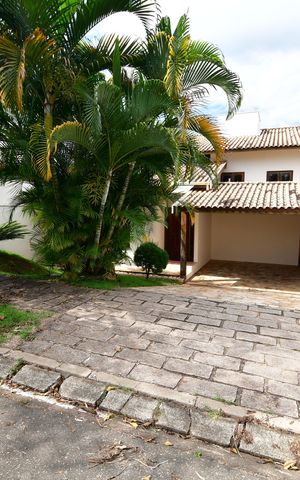 Casa de condomínio à venda com 240m², 4 quartos e 2 vagasFachada