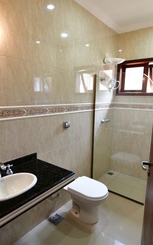 Casa de condomínio à venda com 240m², 4 quartos e 2 vagasBanheiro Social