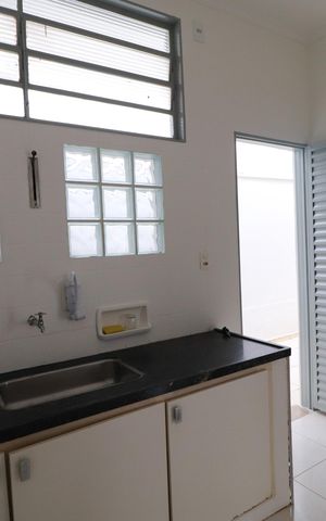Casa para alugar com 300m², 5 quartos e 5 vagasCozinha 
