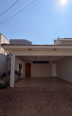 Casa de condomínio para alugar com 221m², 3 quartos e 2 vagas Casa de condomínio para alugar com 221m², 3 quartos e 2 vagasFachada
