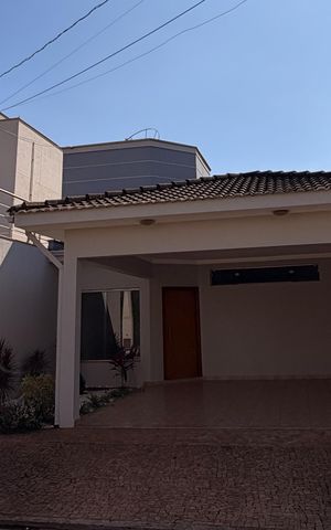 Casa de condomínio para alugar com 221m², 3 quartos e 2 vagas Casa de condomínio para alugar com 221m², 3 quartos e 2 vagasFachada