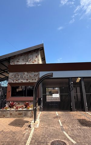 Casa de condomínio para alugar com 221m², 3 quartos e 2 vagas Casa de condomínio para alugar com 221m², 3 quartos e 2 vagasFachada e portaria