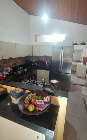 Casa à venda com 341m², 5 quartos e 3 vagas Casa à venda com 341m², 5 quartos e 3 vagascozinha