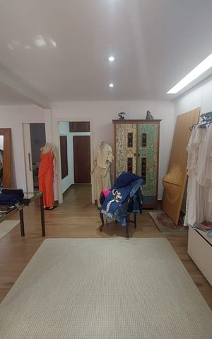 Casa à venda com 341m², 5 quartos e 3 vagas Casa à venda com 341m², 5 quartos e 3 vagassala 3