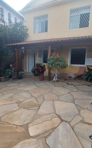 Casa à venda com 341m², 5 quartos e 3 vagas Casa à venda com 341m², 5 quartos e 3 vagasQuintal
