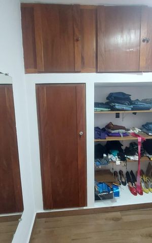 Casa à venda com 341m², 5 quartos e 3 vagas Casa à venda com 341m², 5 quartos e 3 vagascloset