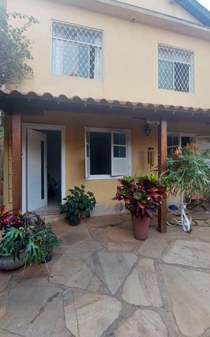 Casa à venda com 341m², 5 quartos e 3 vagas Casa à venda com 341m², 5 quartos e 3 vagasQuintal