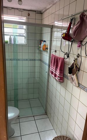 Casa à venda com 100m², 4 quartos e 2 vagas Casa à venda com 100m², 4 quartos e 2 vagasBanheiro 1