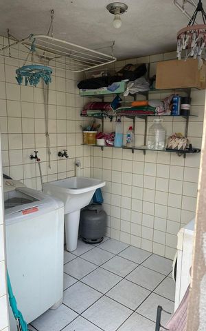 Casa à venda com 100m², 4 quartos e 2 vagas Casa à venda com 100m², 4 quartos e 2 vagasÁrea de serviço