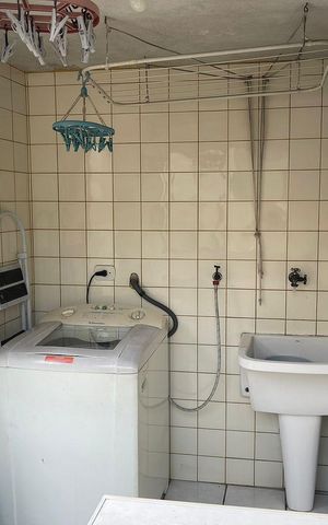 Casa à venda com 100m², 4 quartos e 2 vagas Casa à venda com 100m², 4 quartos e 2 vagasÁrea de serviço