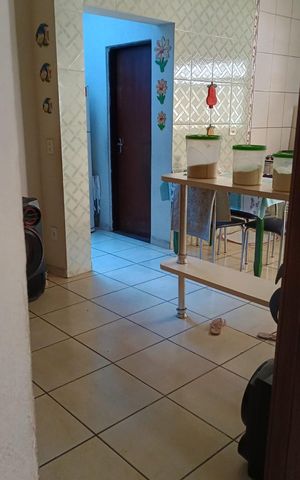 Casa à venda com 100m², 4 quartos e 2 vagas Casa à venda com 100m², 4 quartos e 2 vagasCozinha