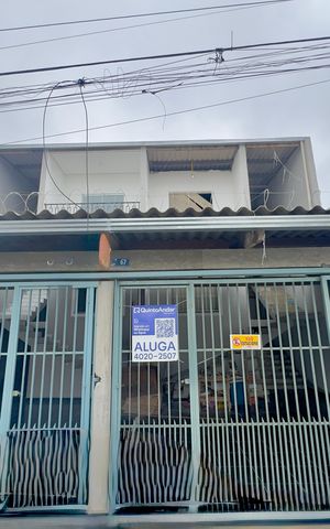 Casa para alugar com 65m², 2 quartos e 1 vaga Casa para alugar com 65m², 2 quartos e 1 vagaPlaca instalada na fachada do imóvel