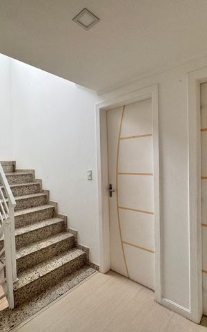 Casa de condomínio à venda com 250m², 5 quartos e 2 vagas Casa de condomínio à venda com 250m², 5 quartos e 2 vagasHall Dormitórios