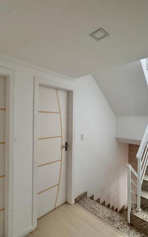 Casa de condomínio à venda com 250m², 5 quartos e 2 vagas Casa de condomínio à venda com 250m², 5 quartos e 2 vagasHall Dormitórios