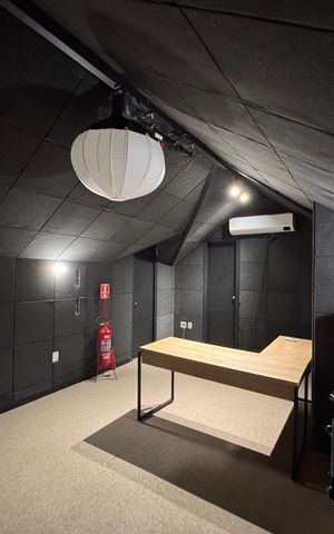 Casa de condomínio à venda com 250m², 5 quartos e 2 vagas Casa de condomínio à venda com 250m², 5 quartos e 2 vagasEstúdio