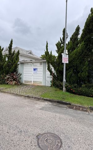 Casa de condomínio à venda com 250m², 5 quartos e 2 vagas Casa de condomínio à venda com 250m², 5 quartos e 2 vagasFachada