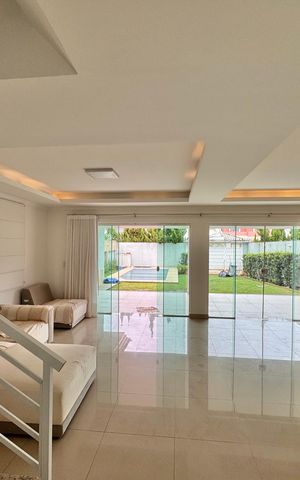 Casa de condomínio à venda com 250m², 5 quartos e 2 vagas Casa de condomínio à venda com 250m², 5 quartos e 2 vagasSala