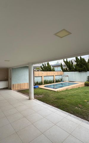 Casa de condomínio à venda com 250m², 5 quartos e 2 vagas Casa de condomínio à venda com 250m², 5 quartos e 2 vagasÁrea externa