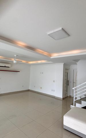 Casa de condomínio à venda com 250m², 5 quartos e 2 vagas Casa de condomínio à venda com 250m², 5 quartos e 2 vagasSala