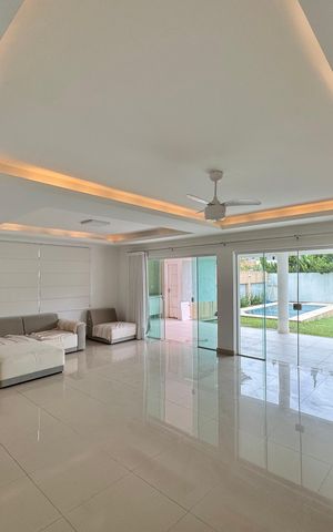 Casa de condomínio à venda com 250m², 5 quartos e 2 vagas Casa de condomínio à venda com 250m², 5 quartos e 2 vagasSala