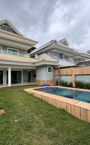 Casa de condomínio à venda com 250m², 5 quartos e 2 vagas Casa de condomínio à venda com 250m², 5 quartos e 2 vagasÁrea externa