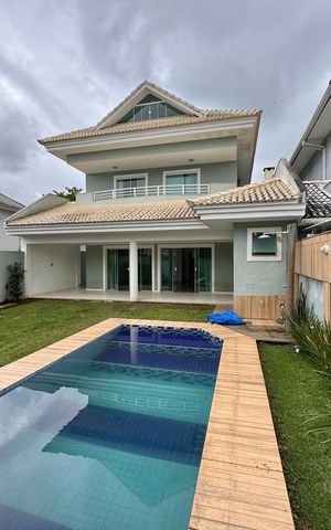 Casa de condomínio à venda com 250m², 5 quartos e 2 vagas Casa de condomínio à venda com 250m², 5 quartos e 2 vagasÁrea externa