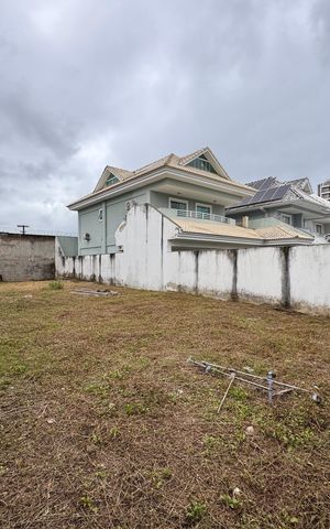 Casa de condomínio à venda com 250m², 5 quartos e 2 vagas Casa de condomínio à venda com 250m², 5 quartos e 2 vagasÁrea externa