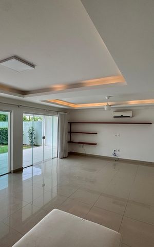 Casa de condomínio à venda com 250m², 5 quartos e 2 vagas Casa de condomínio à venda com 250m², 5 quartos e 2 vagasSala