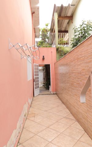 Casa à venda com 140m², 3 quartos e 2 vagasCorredor externo