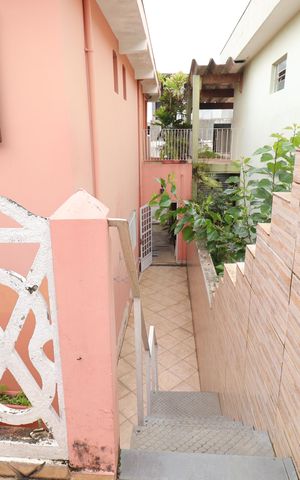 Casa à venda com 140m², 3 quartos e 2 vagasEscada externa