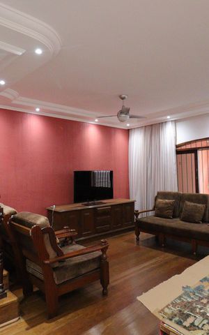 Casa à venda com 140m², 3 quartos e 2 vagasSala