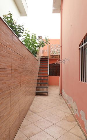 Casa à venda com 140m², 3 quartos e 2 vagasCorredor externo
